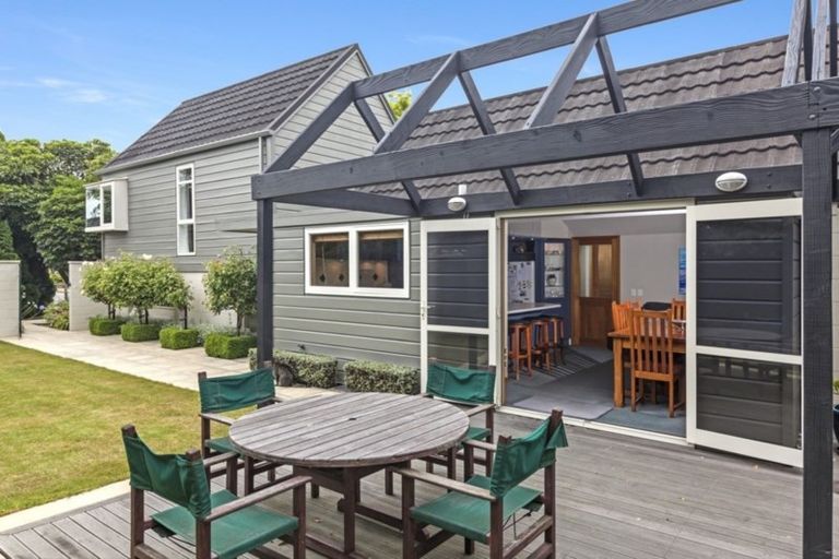 Photo of property in 18 Lombard Place, Avonhead, Christchurch, 8042