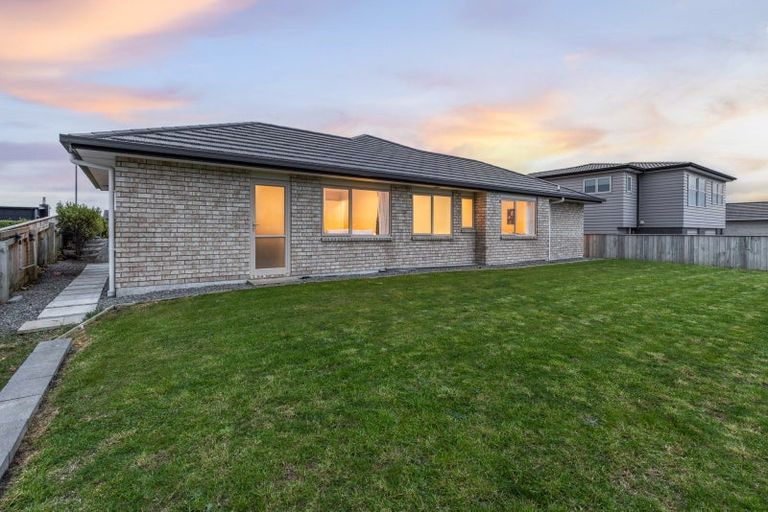 Photo of property in 122 Endeavour Drive, Whitby, Porirua, 5024