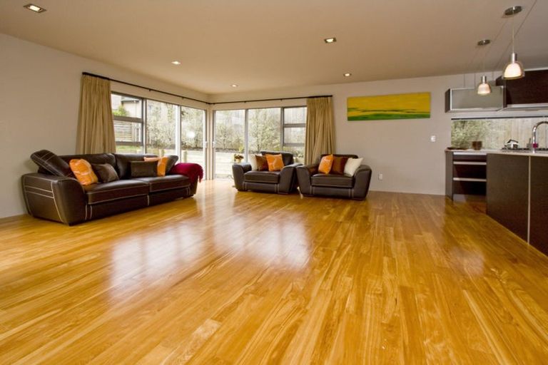 Photo of property in 3 Harrowglen Drive, Northcross, Auckland, 0632