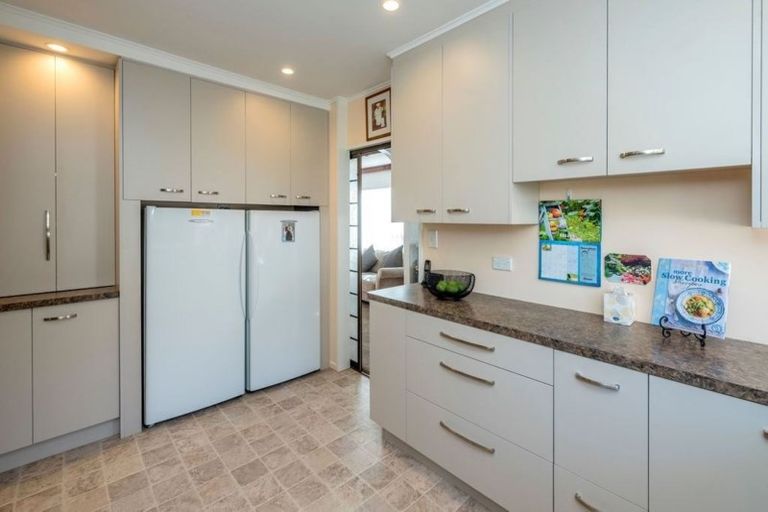Photo of property in 6 Paretai Grove, Waikanae, 5036