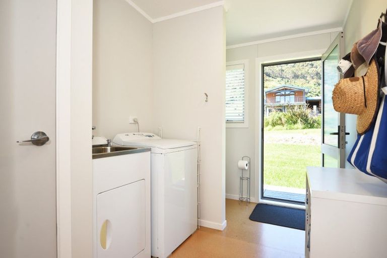 Photo of property in 3 Mahia Heights Drive, Mahia, 4198