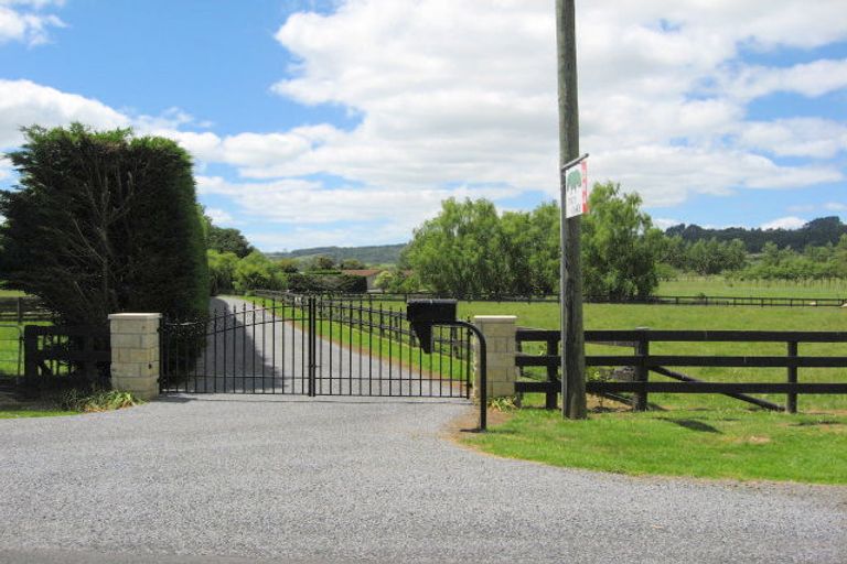 Photo of property in 304 Waihoehoe Road, Drury, 2577