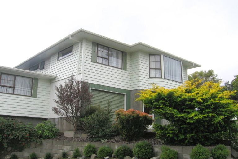 Photo of property in 2/2 Zande Terrace, Tawa, Wellington, 5028