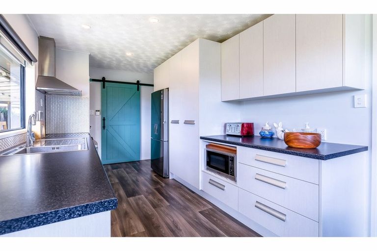 Photo of property in 7 Imperial Place, Henderson, Auckland, 0612