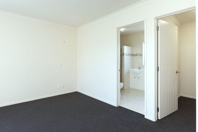 Photo of property in 4 Cliff View Drive, Green Bay, Auckland, 0604