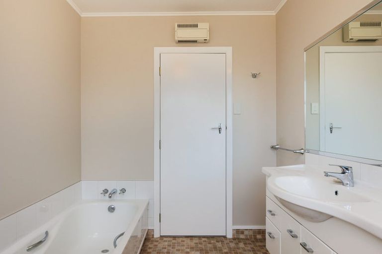 Photo of property in 4 Edwards Place, Terrace End, Palmerston North, 4410