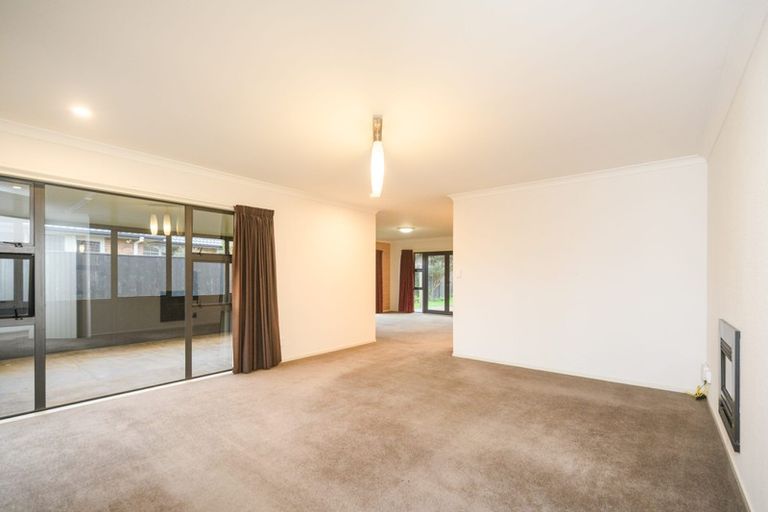Photo of property in 16 Sorrento Place, Kelvin Grove, Palmerston North, 4414