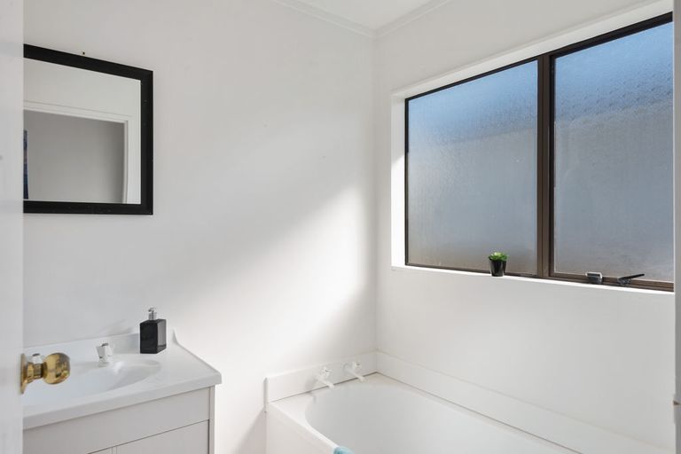 Photo of property in 3/41 Nikau Street, New Lynn, Auckland, 0600