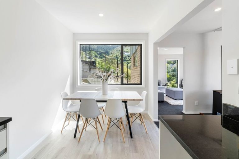 Photo of property in 28 Ticehurst Road, Lyttelton, 8082