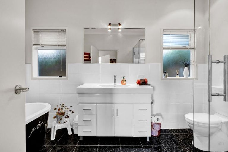 Photo of property in 19 Nobs Line, Strandon, New Plymouth, 4312