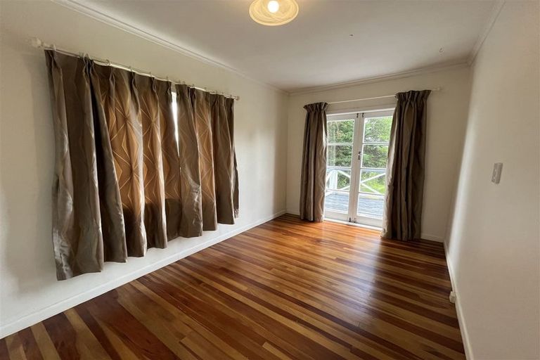 Photo of property in 16 Cliff View Drive, Green Bay, Auckland, 0604