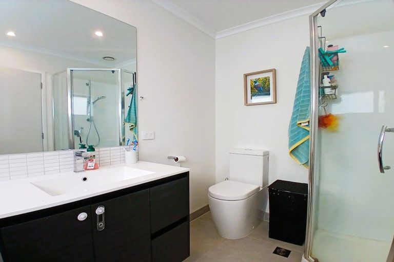 Photo of property in 3 Huataki Road, Northcote, Auckland, 0627