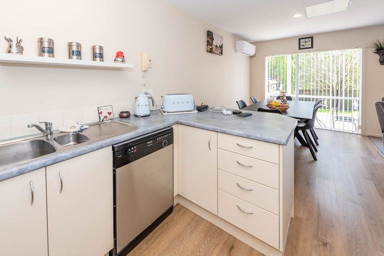 Photo of property in 7/78 Fernhill Way, Oteha, Auckland, 0632