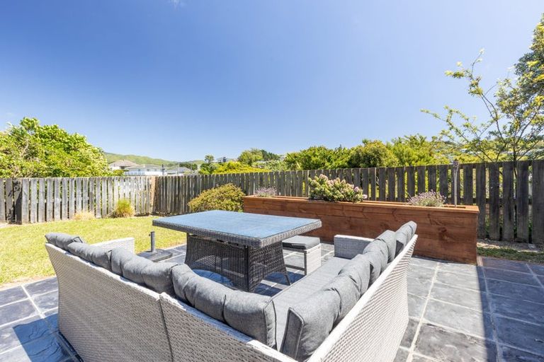 Photo of property in 8 Lyndfield Lane, Newlands, Wellington, 6037