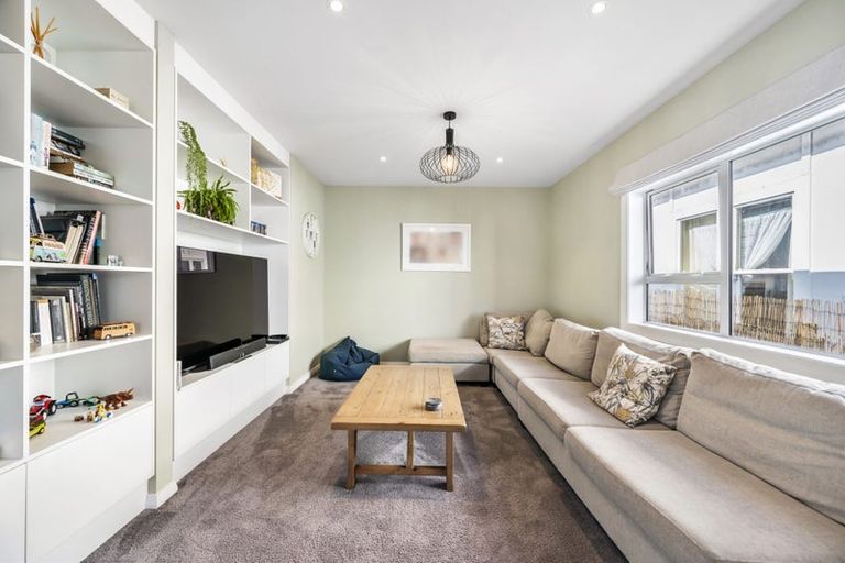Photo of property in 100 Onepu Road, Lyall Bay, Wellington, 6022