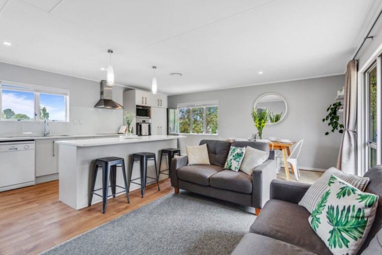 Photo of property in 7 Elizabeth Drive, West Harbour, Auckland, 0618