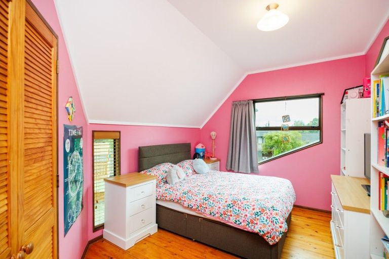 Photo of property in 11 Hillgrove Place, Fitzherbert, Palmerston North, 4410