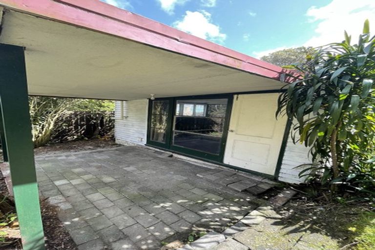 Photo of property in 1 Sunnyside Road, Sunnyvale, Auckland, 0612