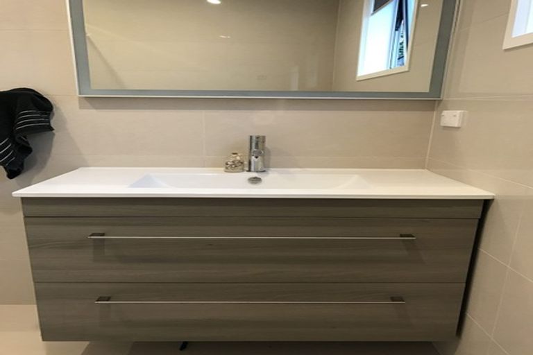 Photo of property in 39 Deverell Place, Northcross, Auckland, 0632