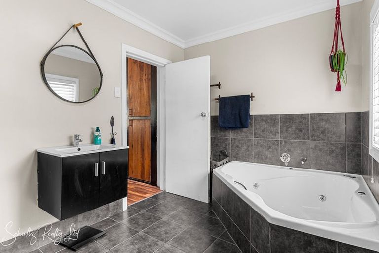 Photo of property in 17 Franklin Road, Paparoa, 0571