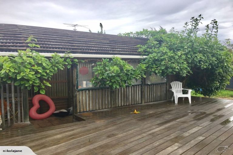 Photo of property in 8 May Avenue, Te Atatu South, Auckland, 0610