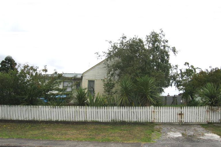 Photo of property in 11 Saffron Street, Birkdale, Auckland, 0626