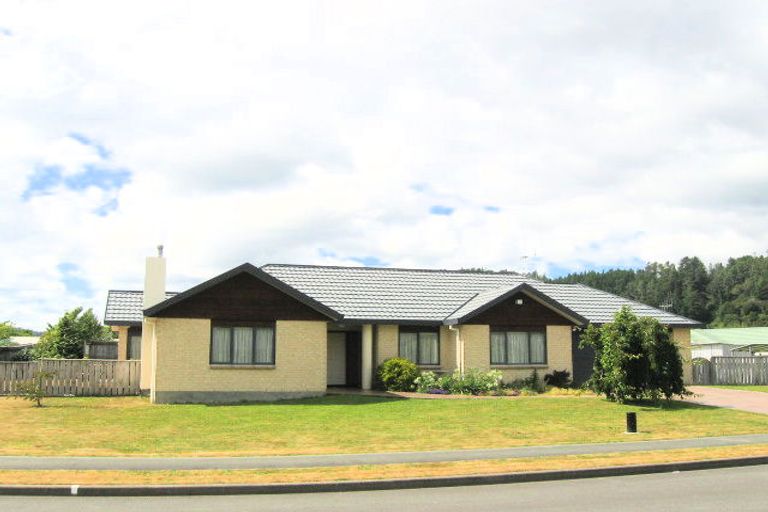 Photo of property in 12 Carlow Grove, Birchville, Upper Hutt, 5018