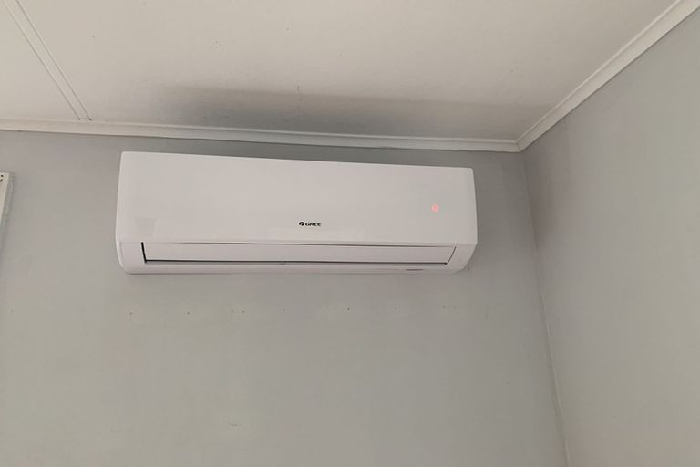 Photo of property in 57 Kelman Road, Kelston, Auckland, 0602