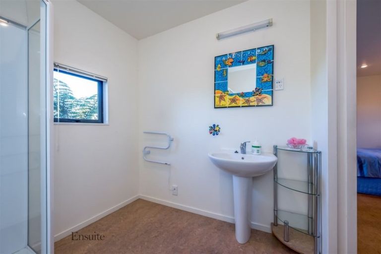 Photo of property in 100 Viewmont Drive, Harbour View, Lower Hutt, 5010