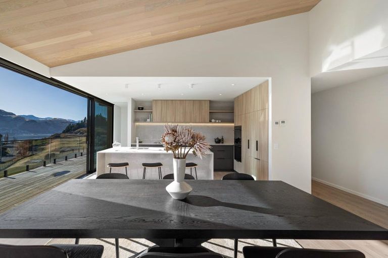 Photo of property in 6 Red Deer Rise, Kelvin Heights, Queenstown, 9300