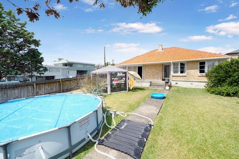 Photo of property in 4134 Great North Road, Glendene, Auckland, 0602