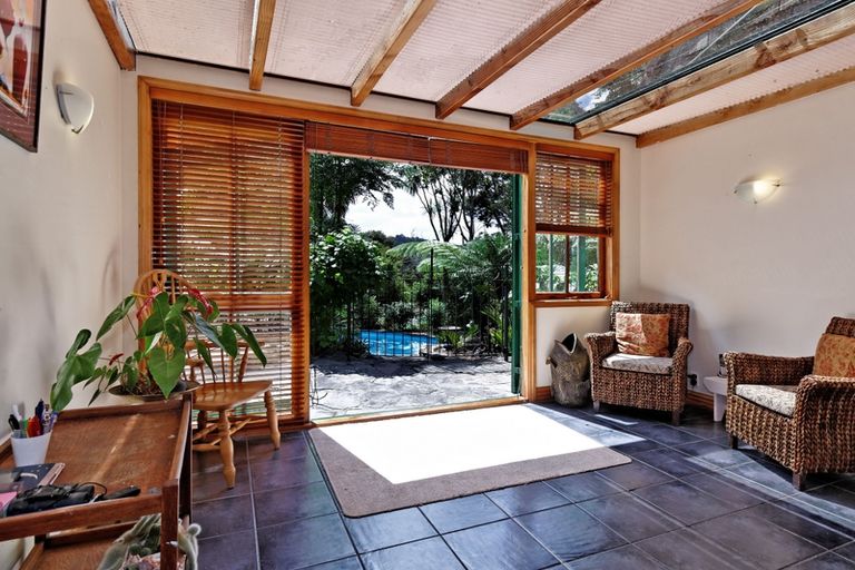 Photo of property in 31 Napuka Road, Henderson Valley, Auckland, 0612