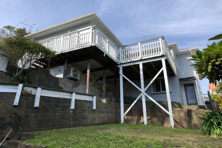 Photo of property in 28 Melbourne Road, Island Bay, Wellington, 6023