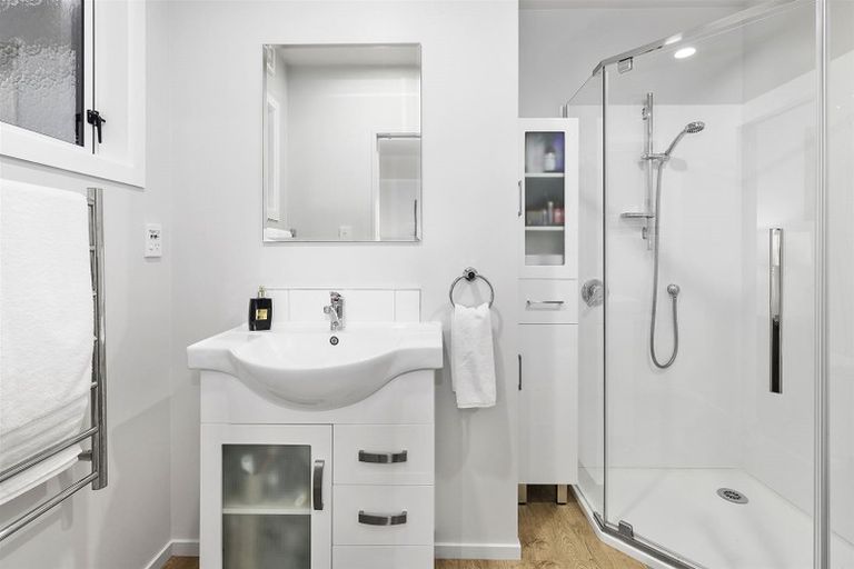 Photo of property in 142 Kahu Road, Paremata, Porirua, 5024