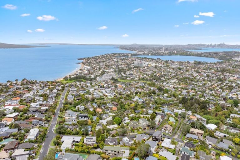 Photo of property in 7 Parr Terrace, Castor Bay, Auckland, 0620