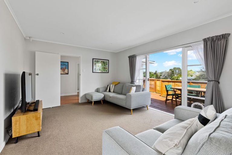 Photo of property in 15 Gill Avenue, Te Atatu Peninsula, Auckland, 0610