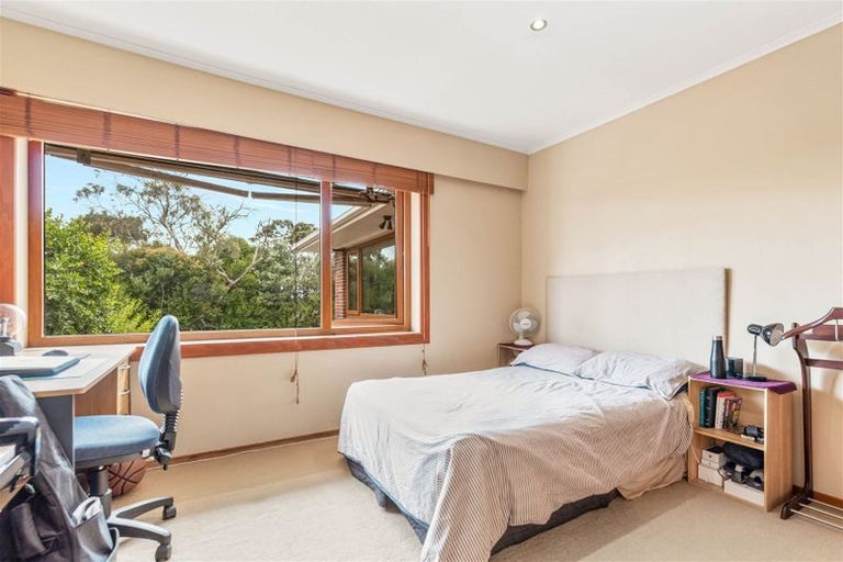 Photo of property in 60 Royal View Road, Te Atatu South, Auckland, 0610