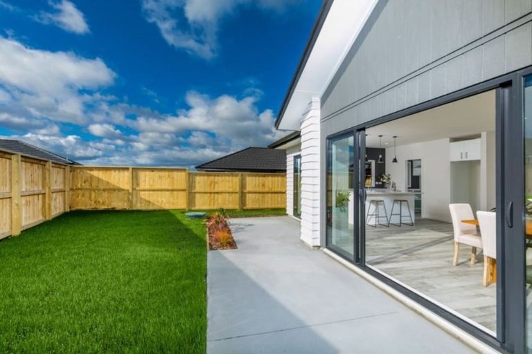 Photo of property in 17 Papa Orchard Drive, Kumeu, 0810
