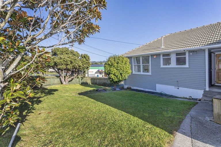 Photo of property in 17 Dimock Street, Titahi Bay, Porirua, 5022