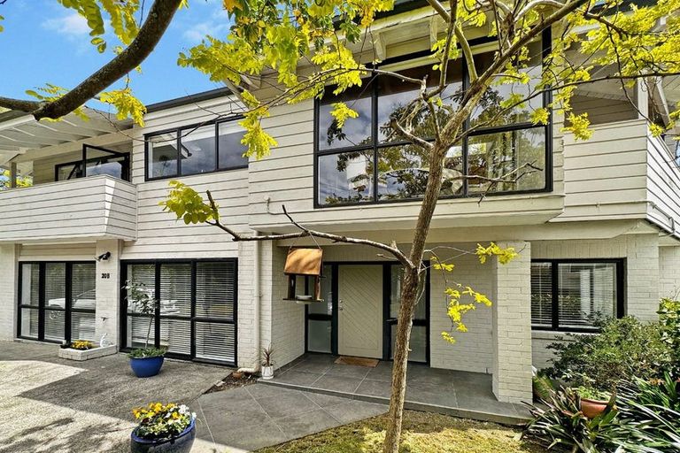 Photo of property in 1/20a Hauraki Road, Hauraki, Auckland, 0622