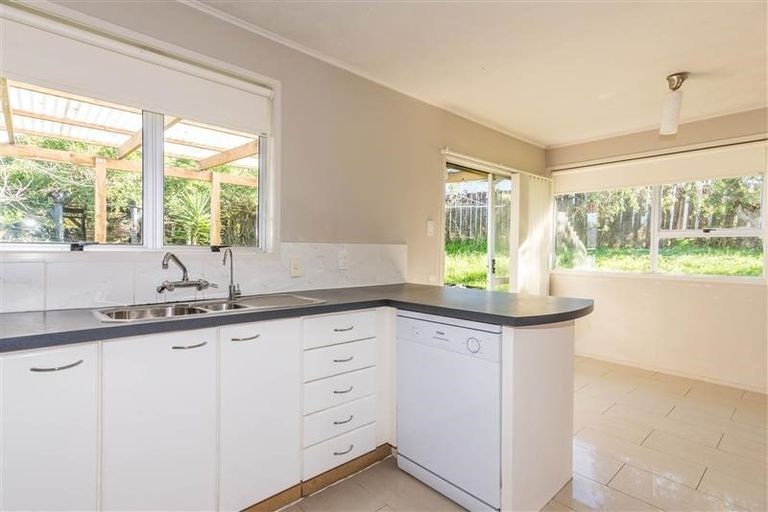 Photo of property in 49 Donovan Avenue, Massey, Auckland, 0614