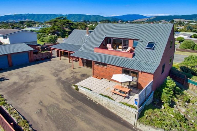 Photo of property in 115 Tutere Street, Waikanae Beach, Waikanae, 5036