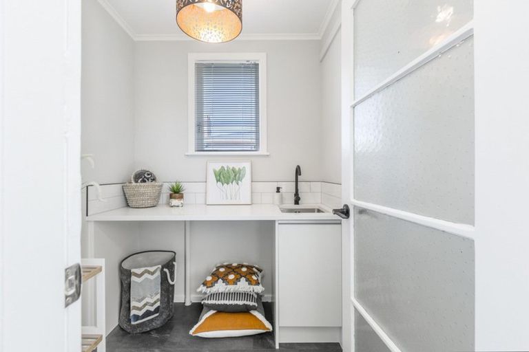 Photo of property in 48 Longburn Road, Henderson, Auckland, 0610