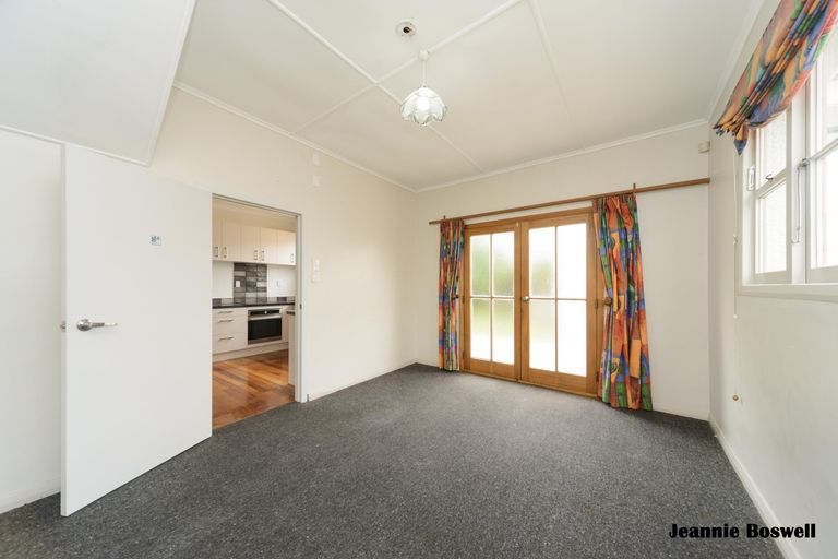 Photo of property in 5 Rangitira Avenue, Palmerston North, 4414
