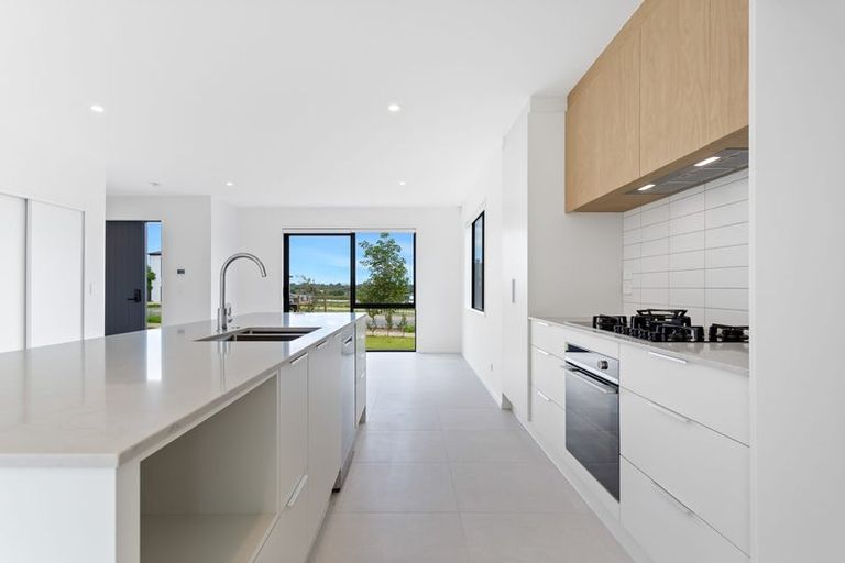 Photo of property in 29 Parkmore Drive, Rosehill, Papakura, 2113