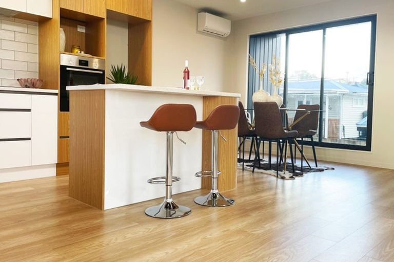 Photo of property in 10f Robert Burke Place, Henderson, Auckland, 0612