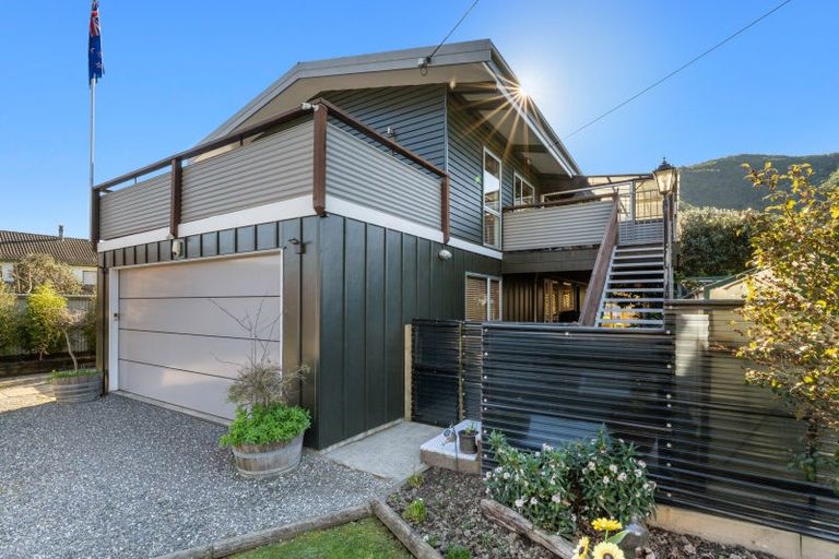 Photo of property in 14 Beach Road, Waikawa, Picton, 7220