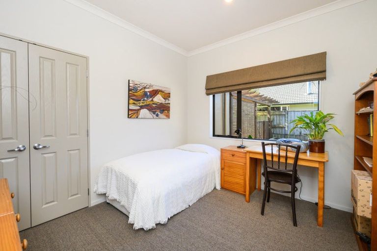 Photo of property in 48 Johnstone Drive, Fitzherbert, Palmerston North, 4410