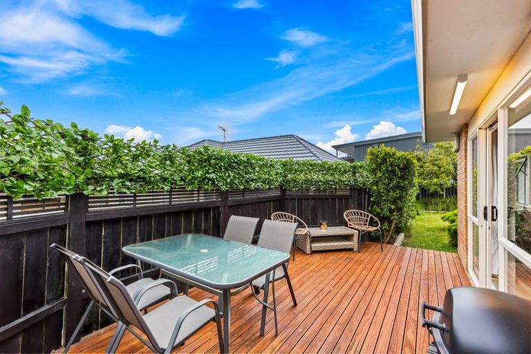 Photo of property in 2/8 Crewe Close, Albany, Auckland, 0632
