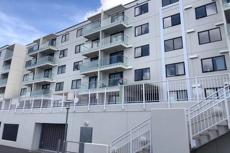 Photo of property in Apollo Apartments, 201/46 Rosedale Road, Rosedale, Auckland, 0632